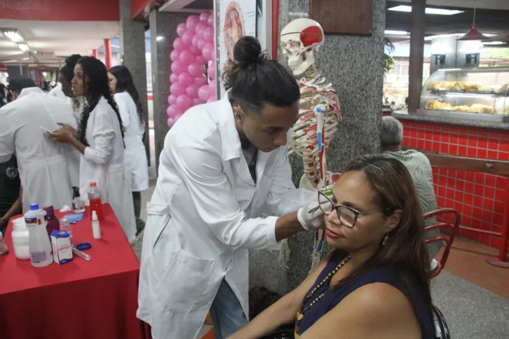 No stand de fisioterapia, alunos realizaram procedimentos de auriculoterapia, supervisionados pela professora Jucea Muniz