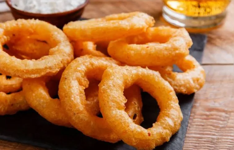 Com a redução no valor da cebola e da farinha de trigo nos mercados pesquisados, a "boa" para o fim de semana é fazer uma cebola empanada para comer como petisco
