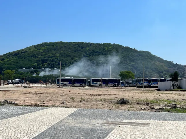 Entulhos e vegetações pegaram fogo, na manhã desta sexta-feira (22), entre a Ponta D'areia e o Centro de Niterói