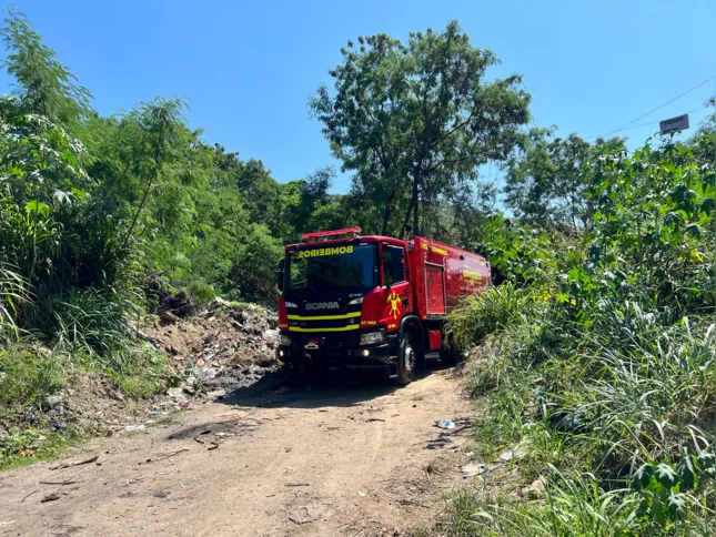 Bombeiros do 3°Grupamento, do Centro de Niterói,  foram acionados ao terreno baldio, que fica ao lado da colônia de pescadores