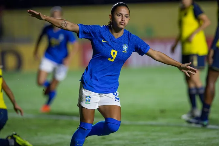 Atleta do Kansas City e atacante da seleção brasileira, Debinha está entre as 30 indicadas ao prêmio de melhor jogadora do Bola de Ouro