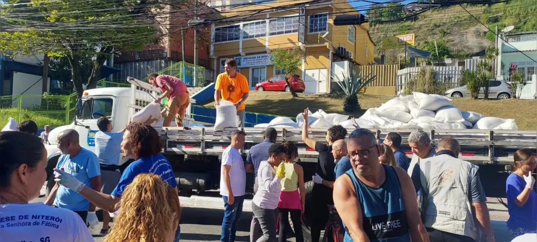 Foram precisos mais carregamento de sal grosso e areia para a confecção