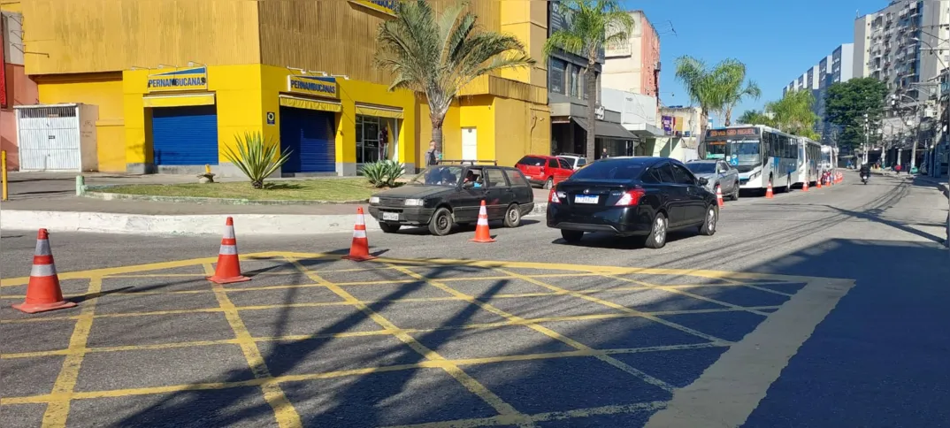 A Avenida Presidente Kennedy, entre a Rua Magistrado Francisco de Assis Fonseca e a Rua General Antônio Rodrigues, funciona uma reversível