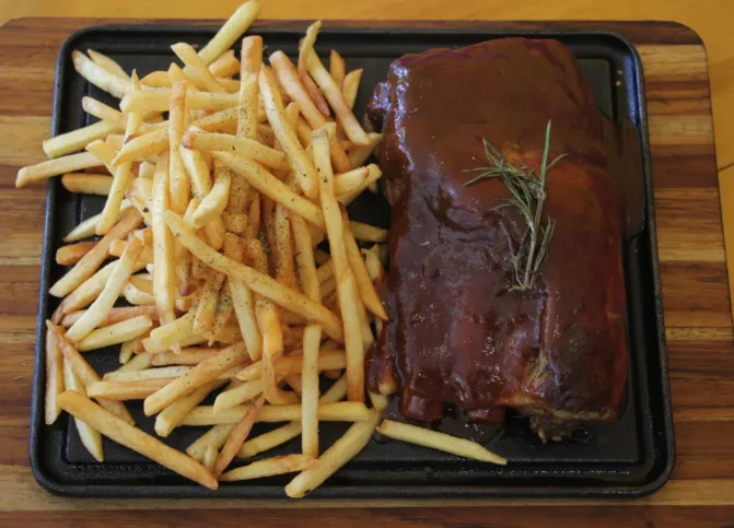 Costela com barbecue e fritas