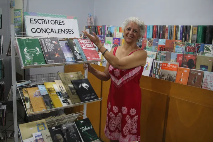 A livraria possui prateleira dedicada aos autores de São Gonçalo e regiões próximas