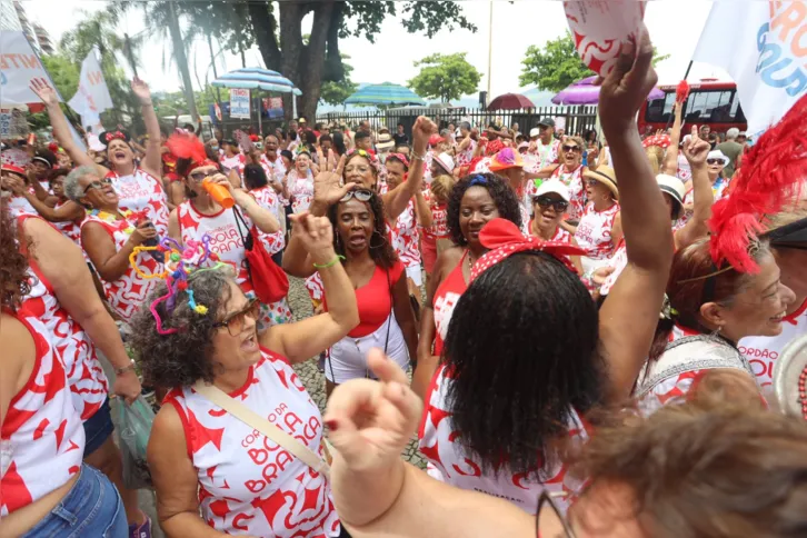 Imagem ilustrativa da imagem Carnaval Niterói: Cordão do Bola Branca agita Praia de Icaraí