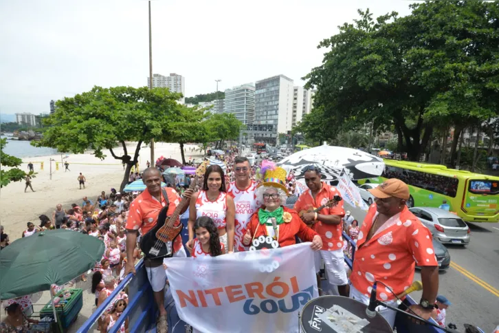 Imagem ilustrativa da imagem Carnaval Niterói: Cordão do Bola Branca agita Praia de Icaraí