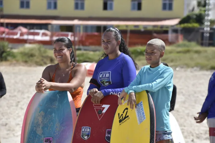 Imagem ilustrativa da imagem Prefeitura realiza aula de Surf Inclusivo em Ponta Negra