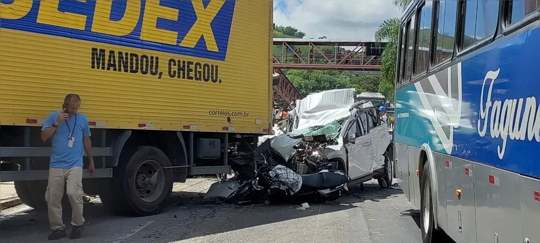 Carro ficou completamente destruído com a batida