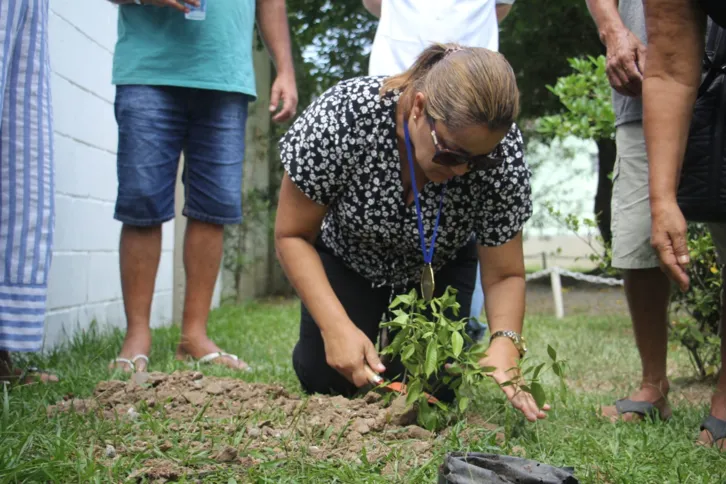 Familiares plantaram uma muda representando Guilherme no jardim dos doadores