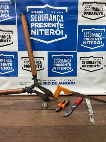 Também foram apreendidos um alicate de corte, duas facas, um serrote e uma escada