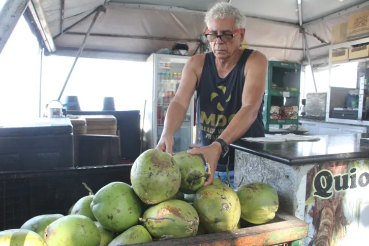 Pedro Campos e o irmão trabalham vendendo água de coco há 35 anos na Praia