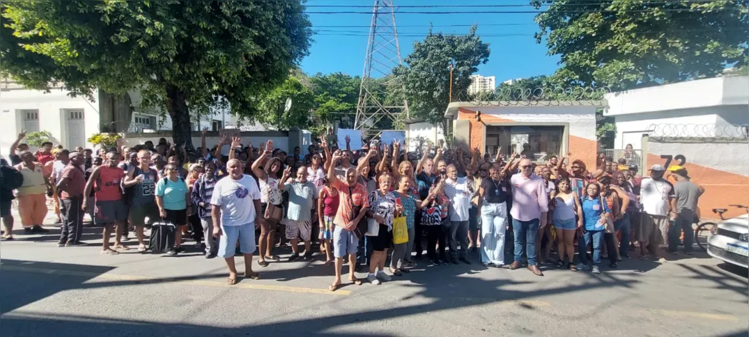 Agentes se reuniram no início da manhã desta segunda-feira