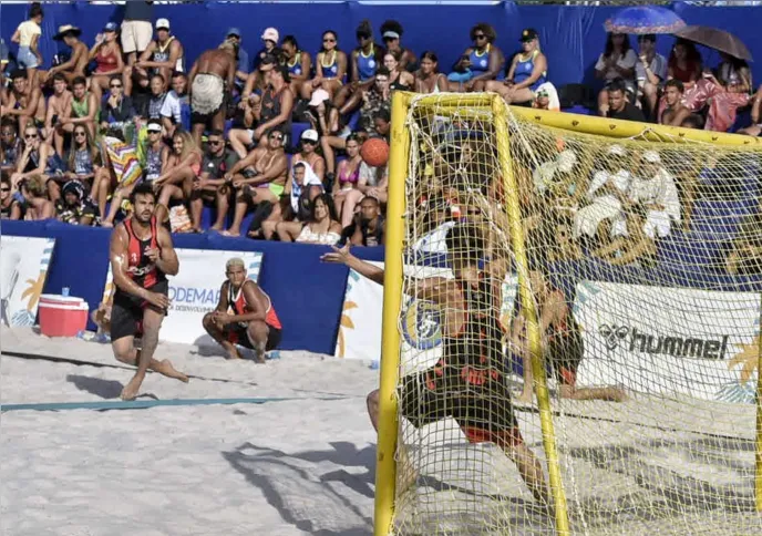O esporte é disputado em dois tempos de 10 minutos, com intervalo de cinco entre os períodos