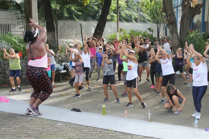 Aula de zumba reuniu dezenas de alunas no Caio Martins