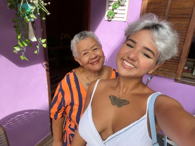 Estagiária  Sofia Miranda com sua mãe de criação, Suely dos Santos