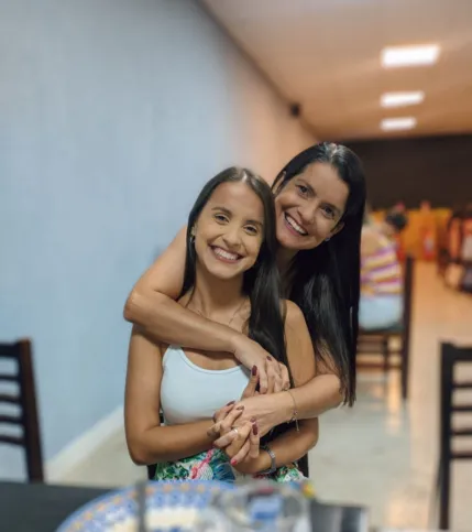 Estagiária  Livia Mendonça com sua mãe, Renata Mendonça