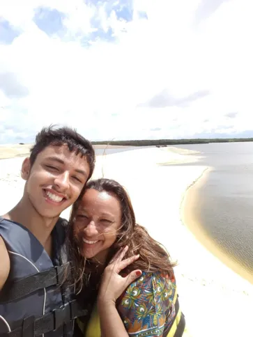 Felipe Galeno e sua mãe, Alda Galeno. Felipe é repórter trainee