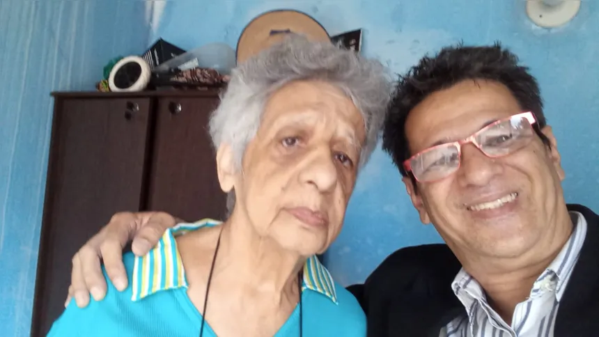 Jornalista e músico Sérgio Martins com sua mãe, Eunice de Castro.