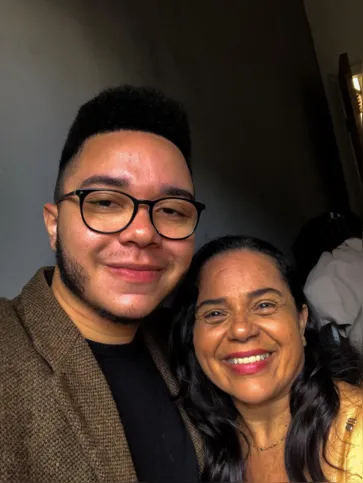 Estagiário Lucas Luciano com sua mãe, Divânia