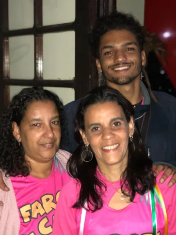 Marcia Jones e Mariz são filhas de Helena e Walter. Atrás, o filho de Marcia, Murilo Jones