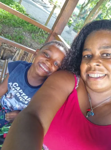 Geovane Augusto Martins dos Santos, de 6 anos e sua mãe, Paula Monique