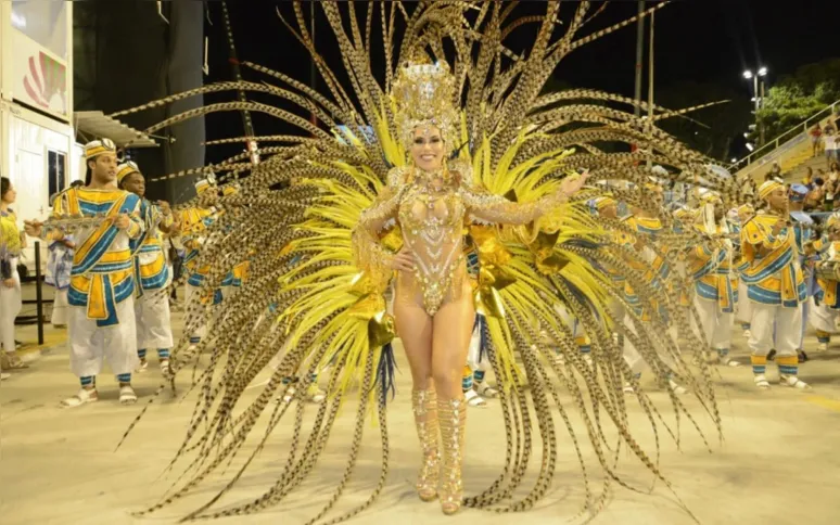 Thay Magalhães desfilou com a Paraíso do Tuiuti, como rainha de bateria no carnaval de 2021