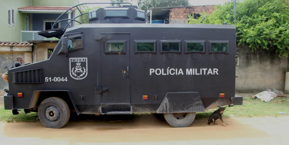 Na manhã desta segunda-feira (13), Policiais Militares do 35° BPM (Itaboraí) foram ao local com o auxílio do carro blindado da instituição