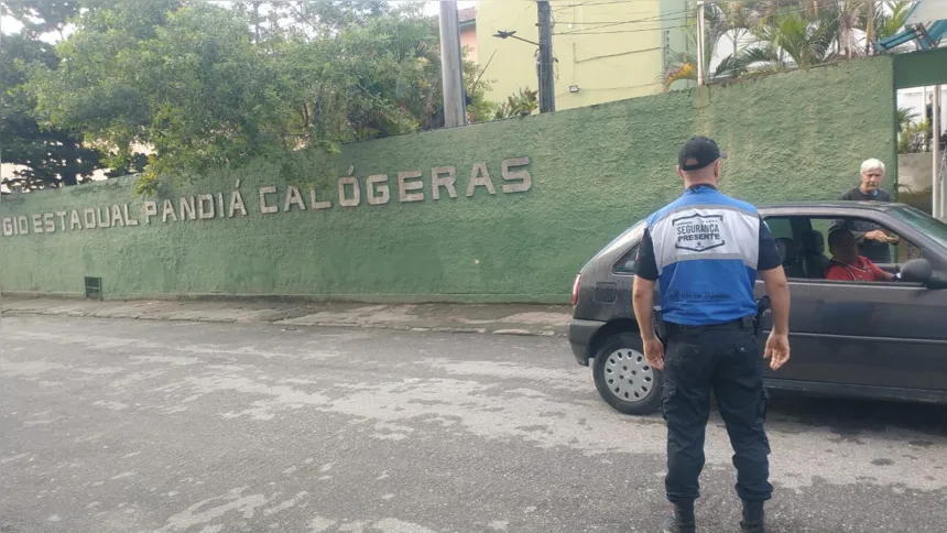 Agentes da Segurança Presente reforçam o patrulhamento nas escolas nesta segunda-feira.