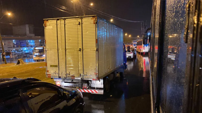 Imagem ilustrativa da imagem Chuva causa alagamentos e trava o trânsito em Niterói e São Gonçalo