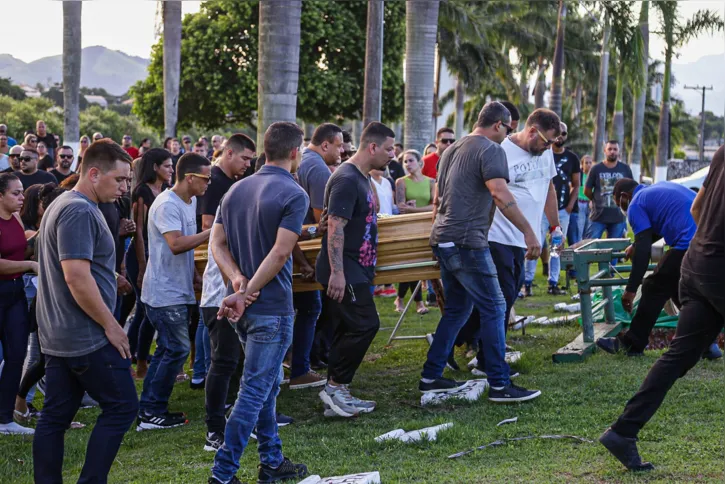 Imagem ilustrativa da imagem Amigos e familiares se despedem de Edson do Caranguejo em velório no Laranjal