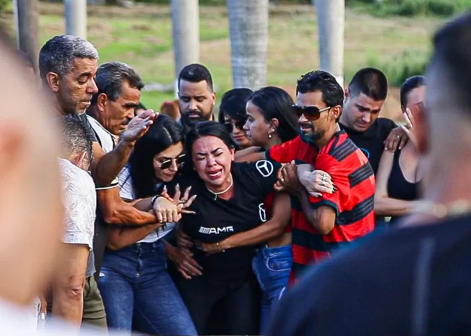 Esposa do comerciante precisou ser amparada por familiares no momento do sepultamento