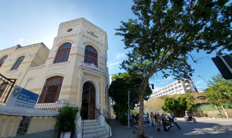 Escola Liceu Nilo Peçanha, sob patrulha, no centro de Niterói