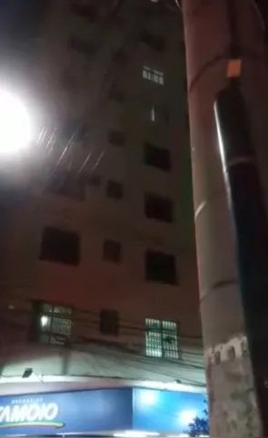 Filho esfaqueou pais e se jogou do apartamento
