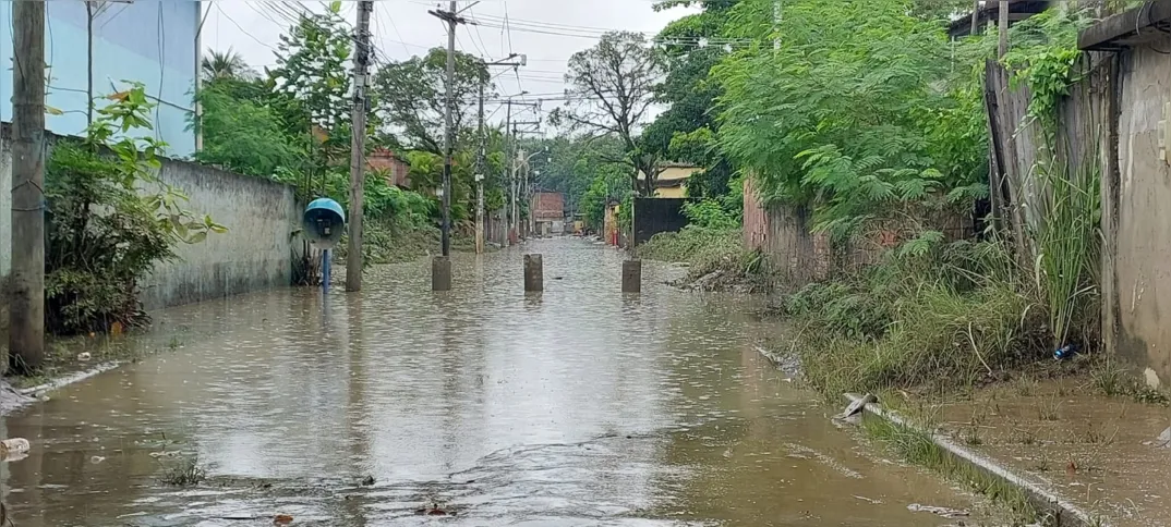 Os alagamentos são comuns no bairro que, segundo moradores, passa pela situação sempre que chegam as fortes chuvas de verão