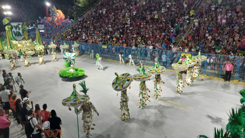 Imagem ilustrativa da imagem Mocidade apresenta cultura do agreste pernambucano e 'abusa' do dourado em desfile