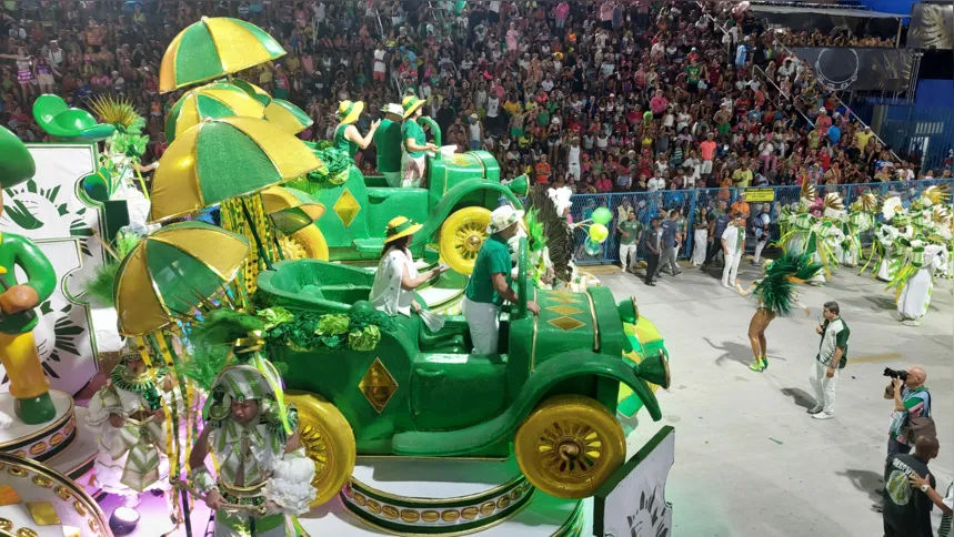 Imagem ilustrativa da imagem Mocidade apresenta cultura do agreste pernambucano e 'abusa' do dourado em desfile