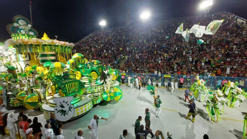 Imagem ilustrativa da imagem Mocidade apresenta cultura do agreste pernambucano e 'abusa' do dourado em desfile