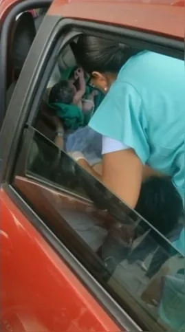 Quando faltava pouco para chegar na unidade hospitalar, a bebê resolver nascer