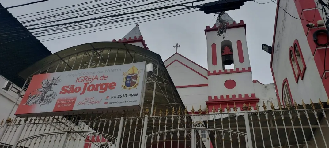 Para os católicos, a festa se inicia no tríduo - período dos três primeiros dias consecutivos antecedidos pelo dia de São Jorge-  com a novena, um ritual em que se realizam orações e rezas durante nove dias