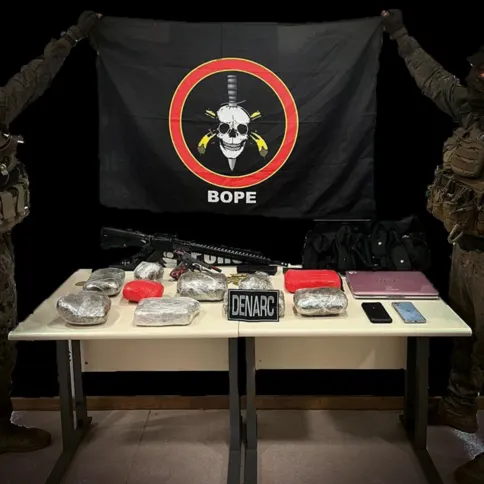Bope apreendeu entorpecentes, fuzil e pistola