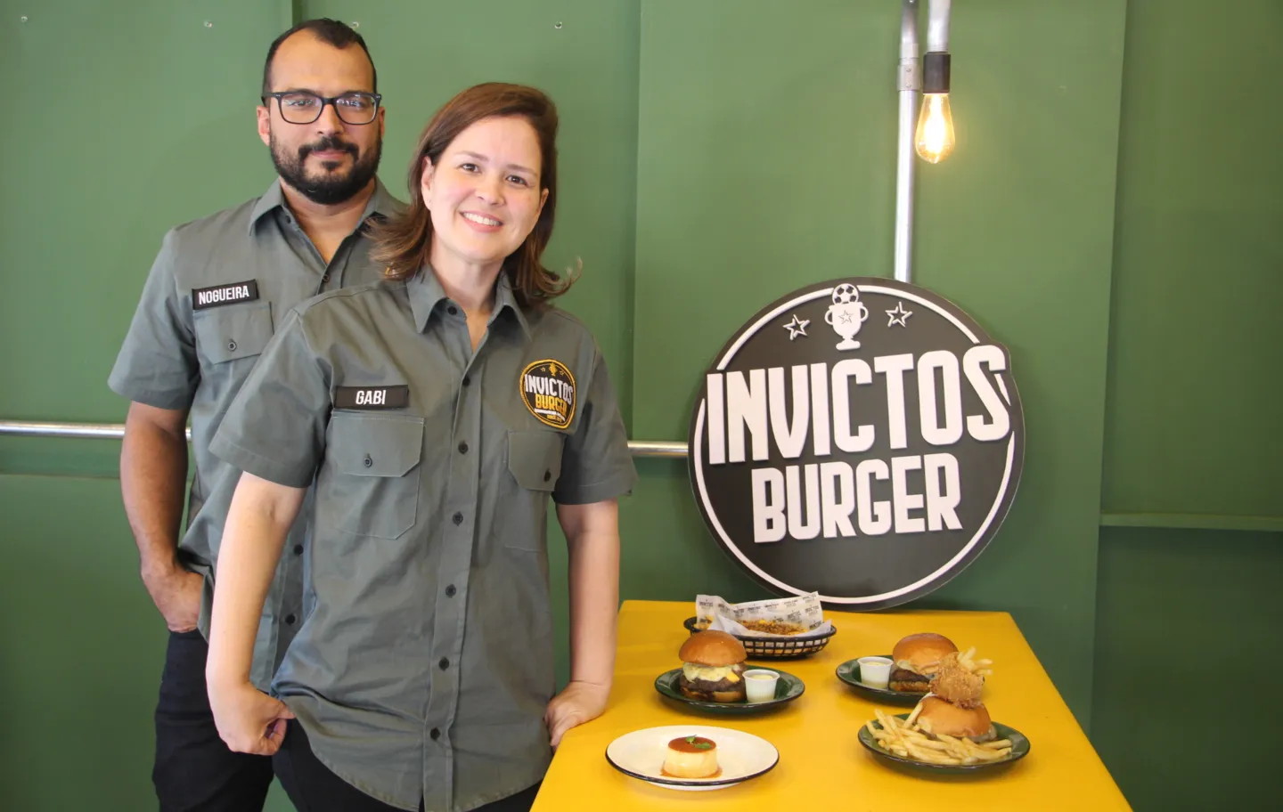 Craques do futebol 'viram' cardápio na Invictos Burguer, na