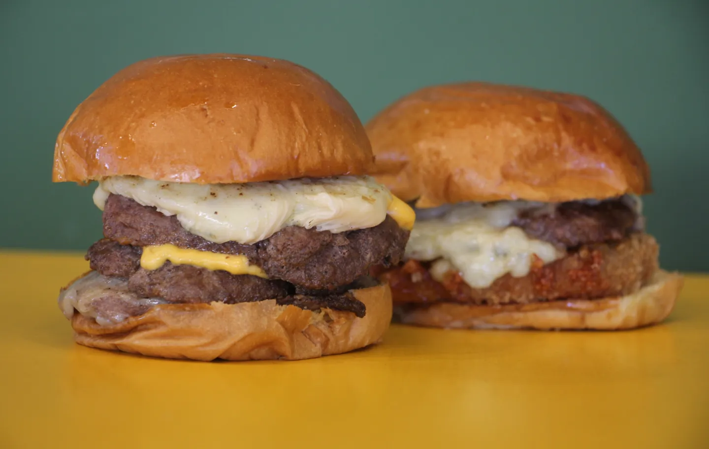 Craques do futebol 'viram' cardápio na Invictos Burguer, na