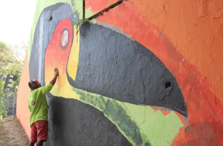 O grafite faz uma homenagem ao ambientalista Chico Mendes e retrata a fauna brasileira, com tucano e mico-leão-dourado