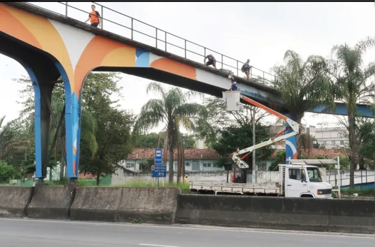 Em agosto desse ano, a passarela do bairro Colubandê recebeu uma pintura com um desenho abstrato