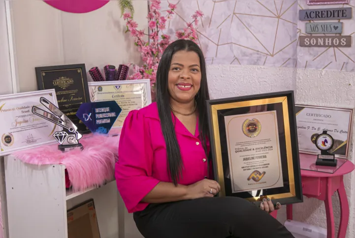 Jaqueline está sempre em busca do aperfeiçoamento profissional e já ganhou diversos prêmios e certificações