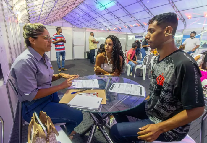 A feira reúne até sábado (08), das 14h às 20h, estandes de empresas públicas e privadas