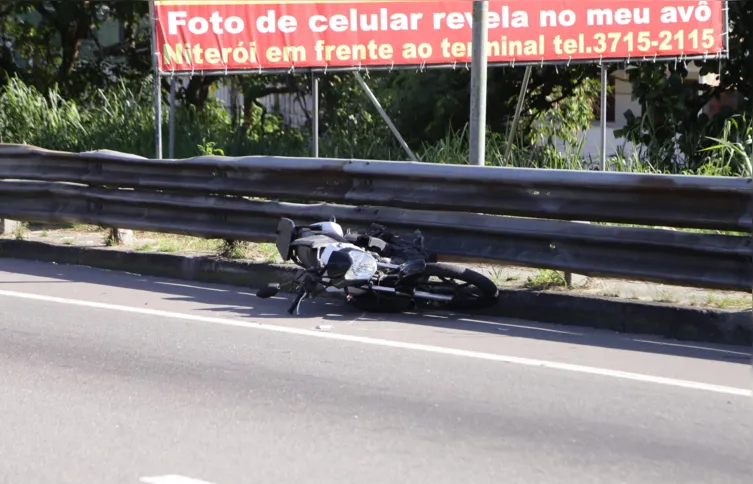 Motocicleta colidiu em uma mureta