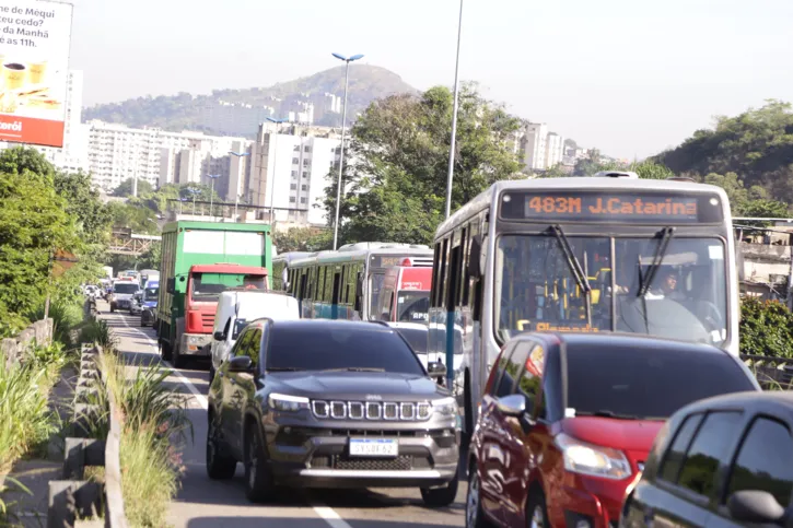 . Motorista, ao dirigir redobre a atenção!


. Motorista, ao dirigir redobre a atenção!


. Motorista, ao dirigir redobre a atenção!


Agentes da NIttrans estão no local orientando o trânsito