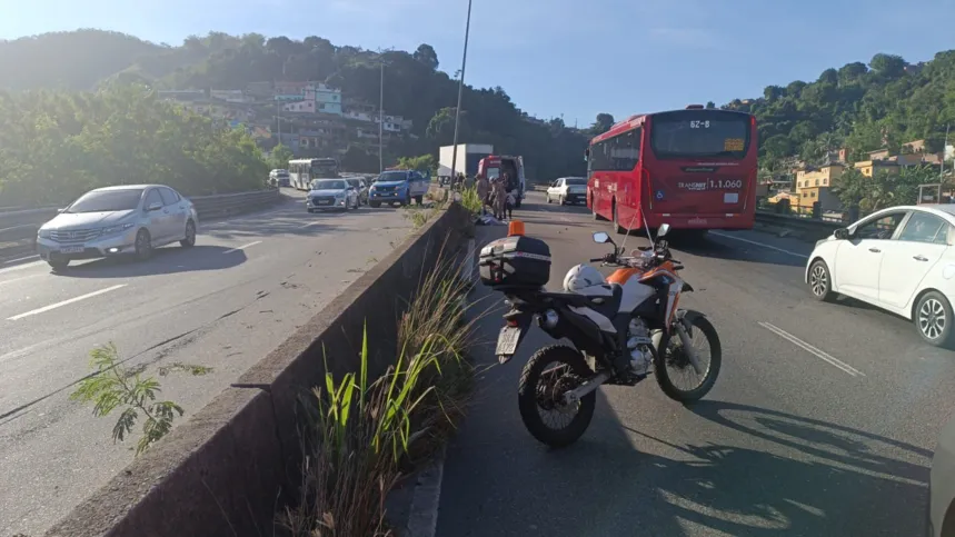 Agentes da NIttrans estão no local orientando o trânsito